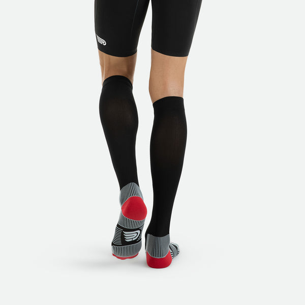Utilizing Econyl which is a recycled yarn our Pressio black everyday unisex compression sock uses an ethically sourced process treating our environment with the proper care and respect it deserves.
